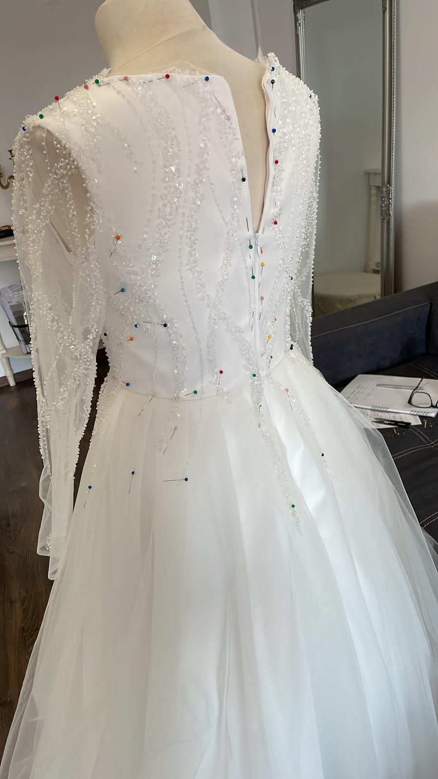 Rochie de mireasă cusută manual, în ajustare finală la atelierul Lilla Vogue din Dumbrăvița
