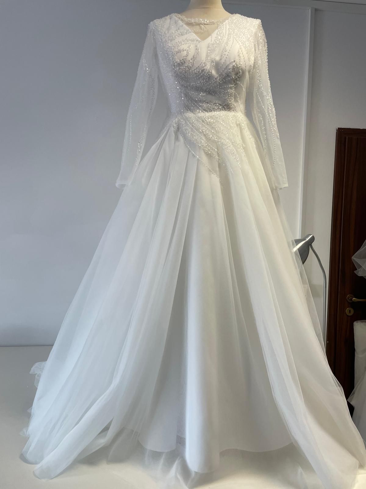 Rochie de mireasă din tull fin cu broderie delicată cusută manual, corsaj cu mâneci lungi și fustă amplă A-line