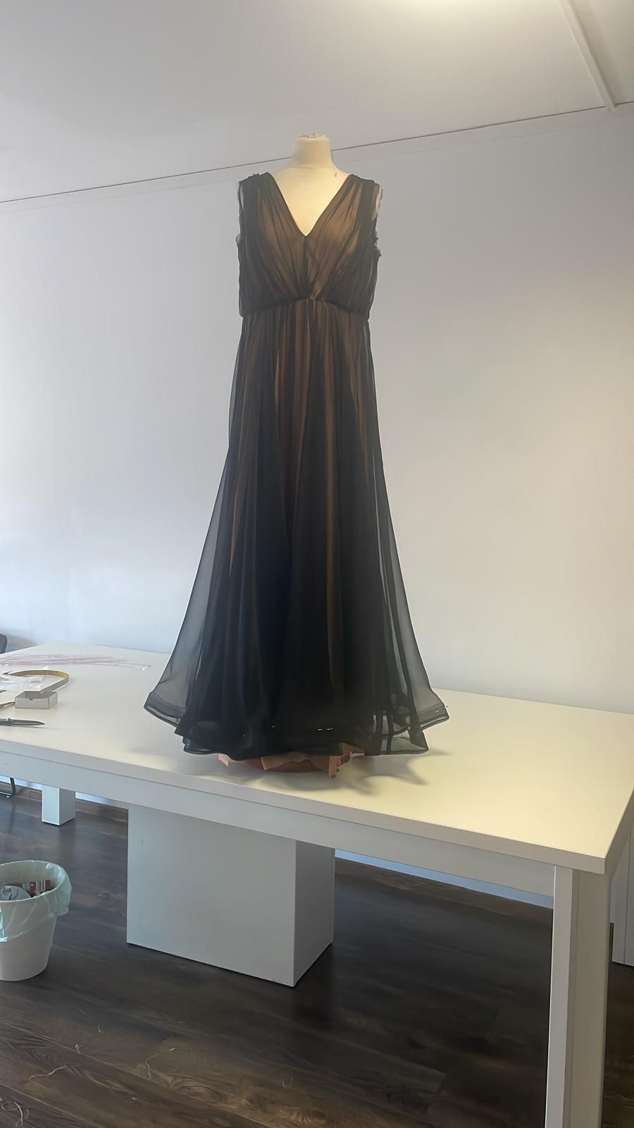 Rochie vaporoasă din voal fin, cu decolteu în V și talie evidențiată, realizată pentru evenimente speciale