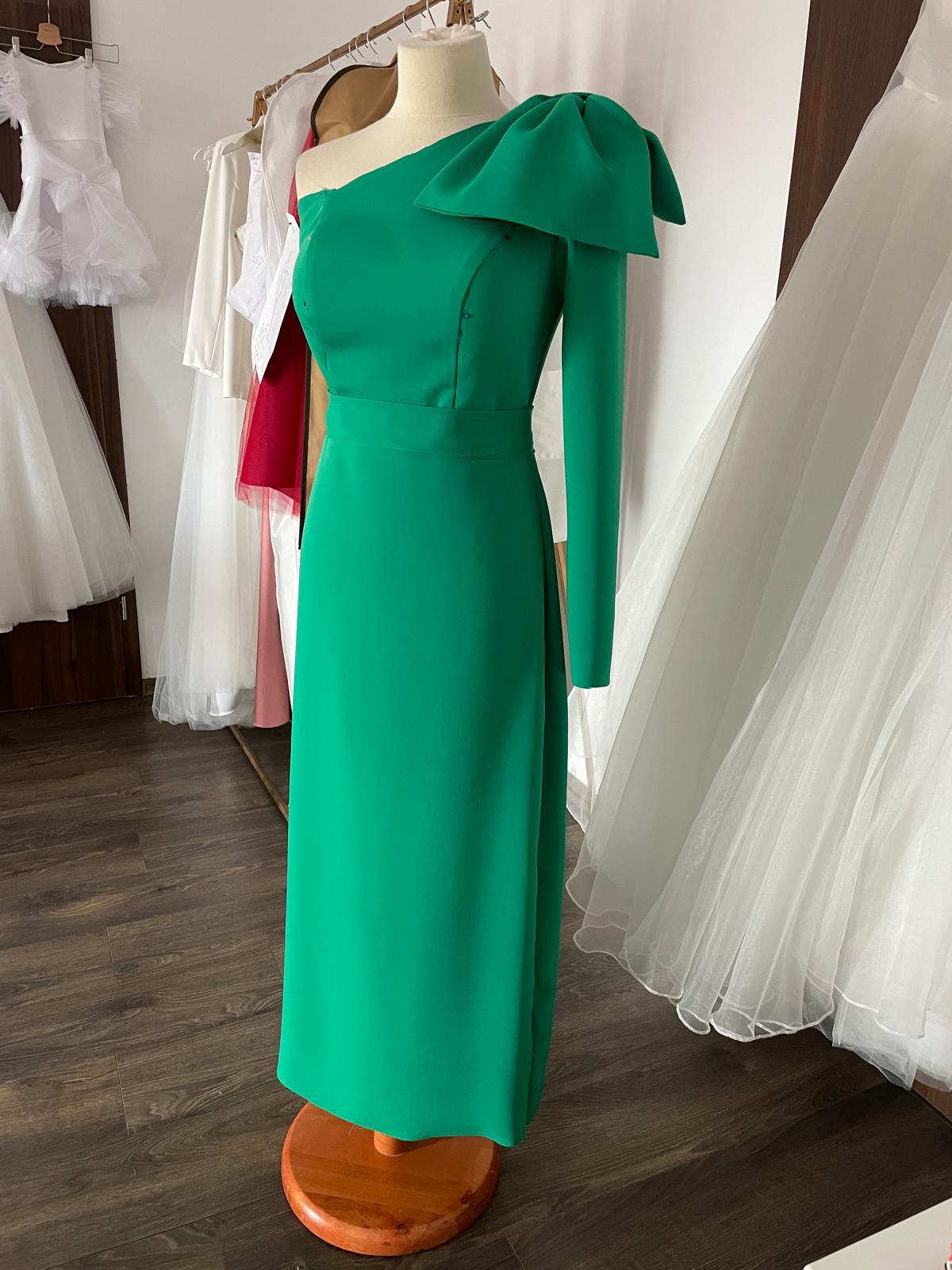 Model rafinat verde cu croială dreaptă, umăr gol și detaliu tip fundă, cu aer modern și sofisticat