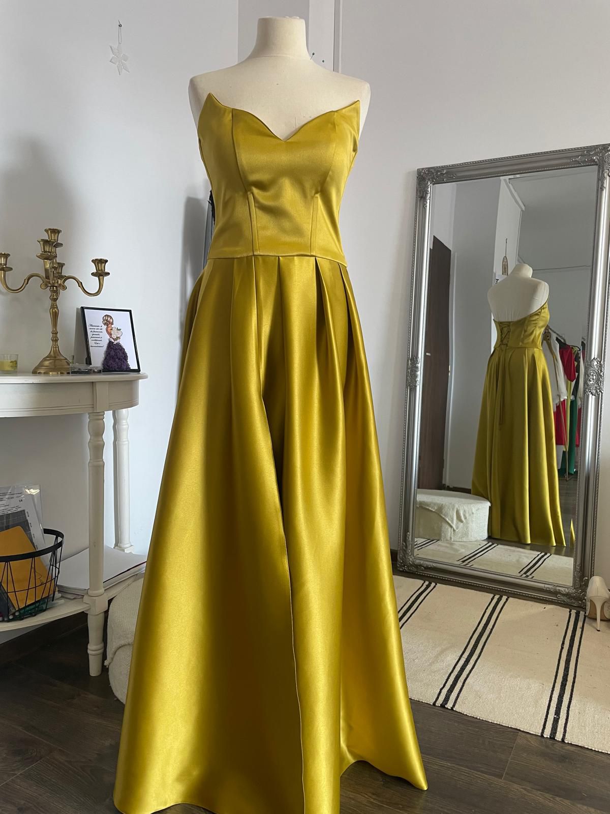 Model lung satinat cu corsaj structurat, decolteu în formă de inimă și fustă amplă cu pliuri