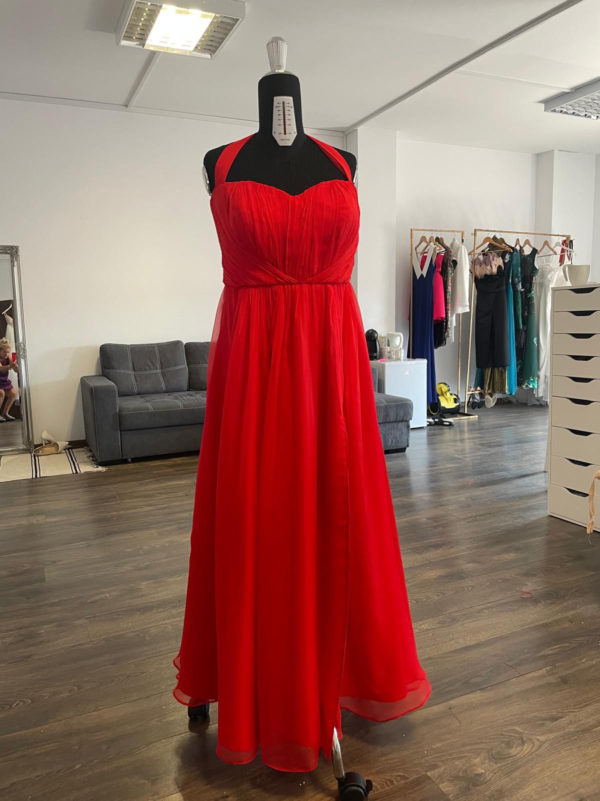 Model lung din voal cu bust drapat, bretele subțiri și fustă fluidă pentru o linie feminină